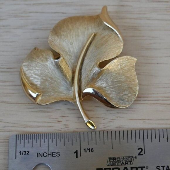 Vintage 60s Trifari Crown Gold Tone Brushed Leaf Brooch Pin - Picture 5 of 6